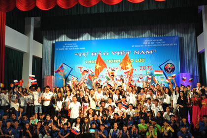 Delegates of Vietnam Summer Camp 2015 visit Vo Thi Sau’s homeland